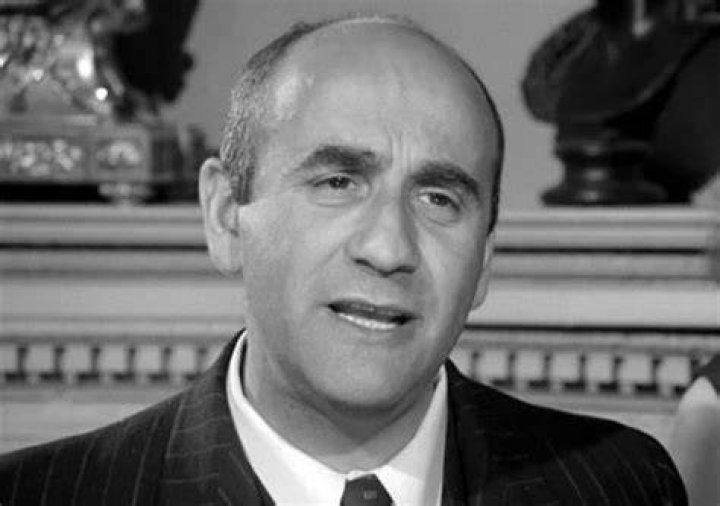 Warren Mitchell Warren Mitchell